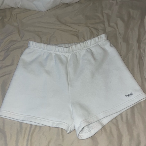 Aritzia TNA white sweat shorts - Picture 2 of 3